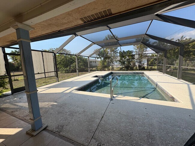 Foto del edificio - Cape Coral 3-bedroom 2 bath Pool home available NOW!