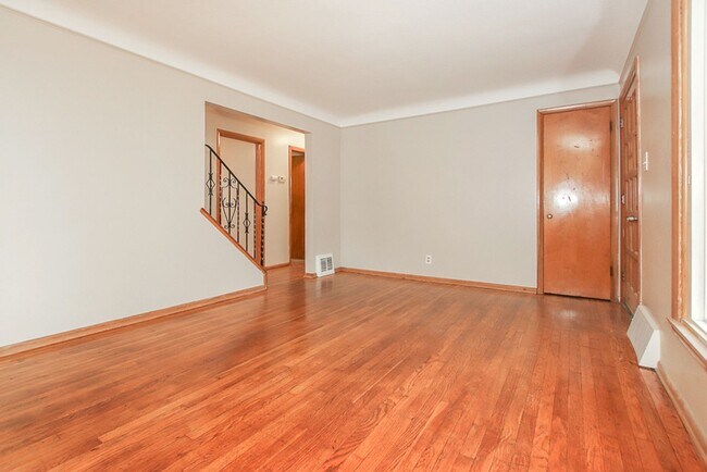 Foto del edificio - 8150 Reed Ave