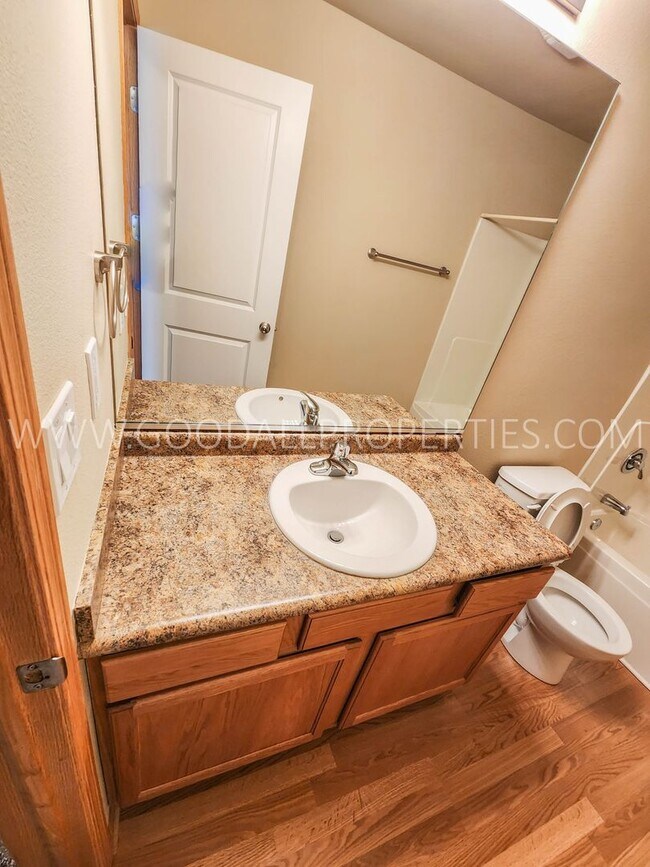 Foto del edificio - 2-Bedroom, 2-Bath Townhome in Pleasant Hill with a 2-Car Attached Garage