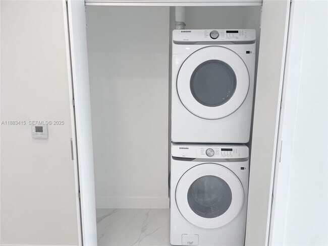 Foto del edificio - 700 NE 24th St