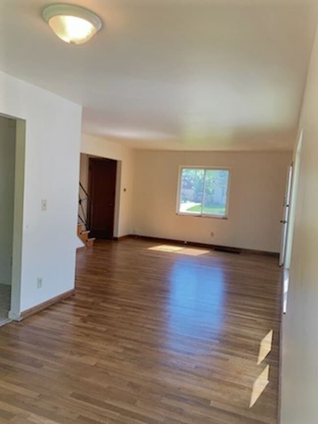 Building Photo - 2 Bedroom Duplex For Rent!