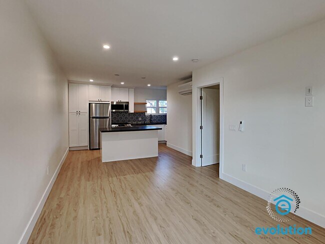 Foto del edificio - 3831-3835 Third Avenue - 3835 Third Ave Apt 5