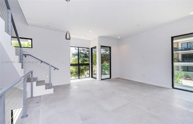 Foto del edificio - 3264 Bird Ave