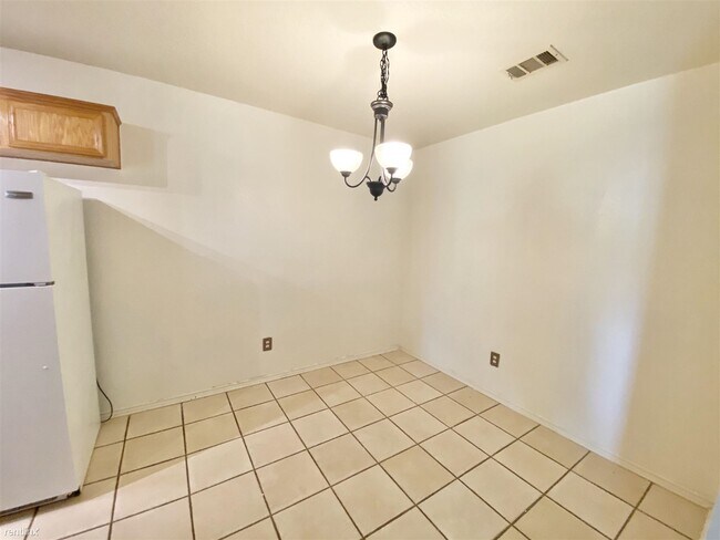 Building Photo - 3 br, 2 bath Duplex - 4605 Wade Dr B