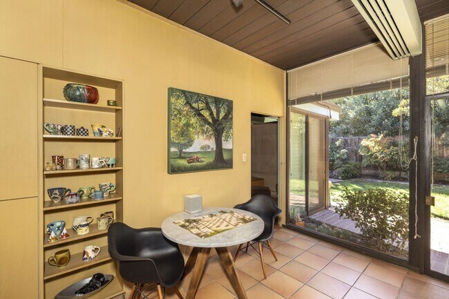 Foto del edificio - Charming Eichler in Desirable Greenmeadow ...