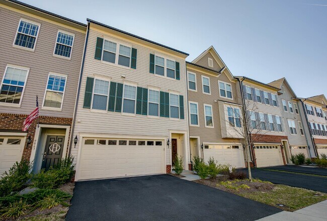 Building Photo - Luxurious 4-Bedroom Townhouse with 2 Car G...