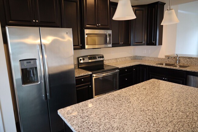 Foto del edificio - 3 story finished townhouse.  3/4 bedrooms ...