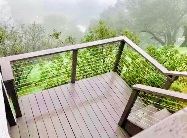 Patio privado para disfrutar de las vistas. - 2013 Cyprean Dr