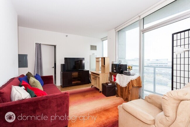 Foto del edificio - BEAUTIFUL 1BED+DEN WITH CITY VIEWS!