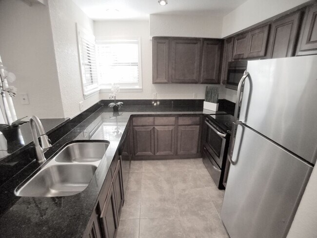 Building Photo - Gorgeous first floor 2/2 condo x Rent @  W...