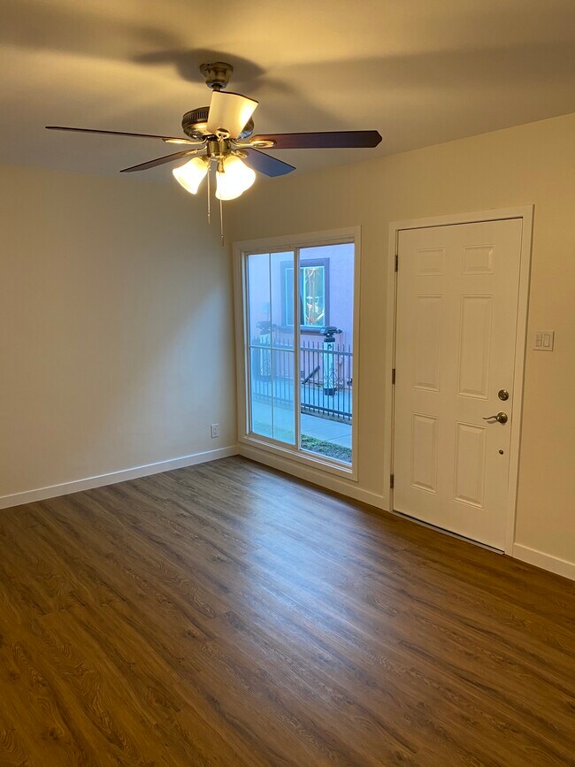 Livingroom 18'X12' - 6150 Easton St