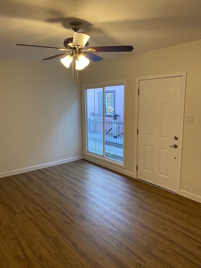 Livingroom 18'X12' - 6150 Easton St