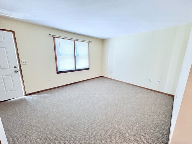 Building Photo - 902 Creekside Dr