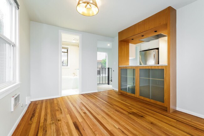 Foto del edificio - Modern Oasis in Seattle: 2-Bed, 2-Bath with Luxurious Amenities!