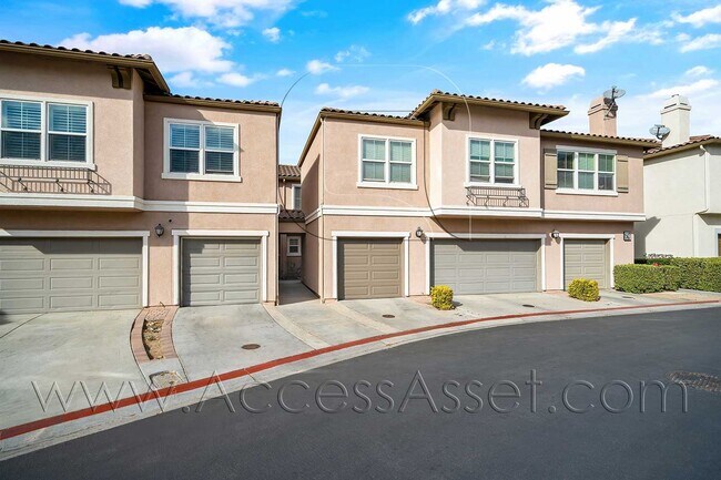 Building Photo - Charming 3-Bedroom Townhome in Vista Del L...