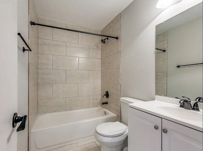Building Photo - 915 Greenbriar Ln