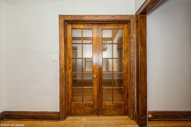 Foto del edificio - 6815 S Crandon Ave