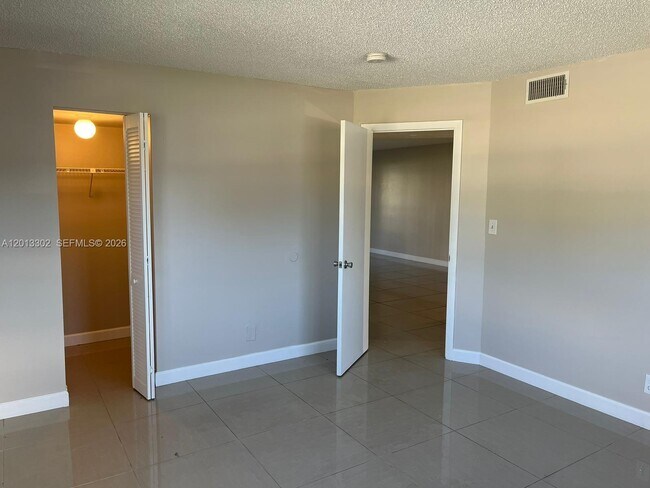 Building Photo - 8020 N Colony Cir