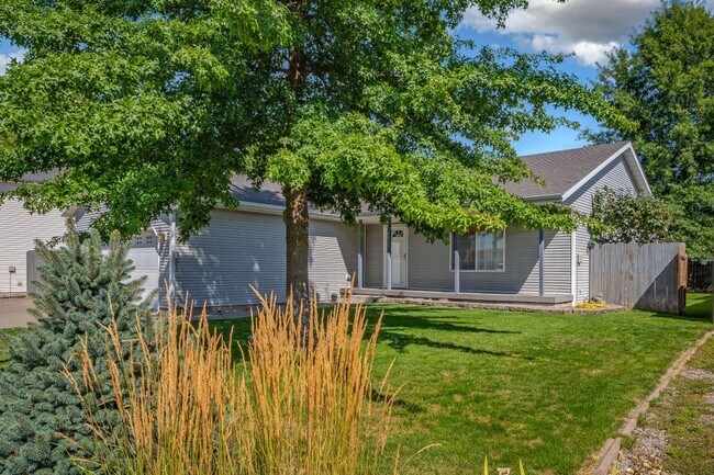 Foto del edificio - Broadmoore Neighborhood- 4 bed 3 bath fini...