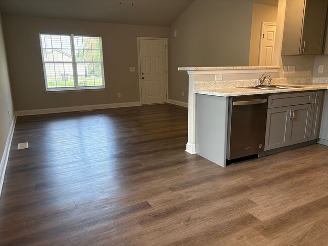 Building Photo - 3 Bedroom, 2 Bathroom Apartment in Winston...