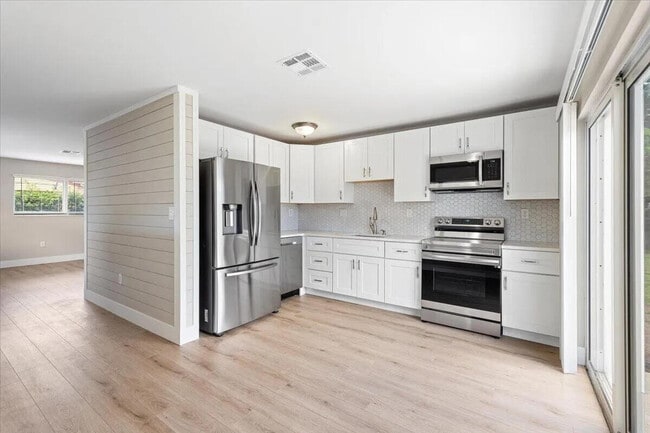Foto del edificio - 9265 Bloomfield Dr