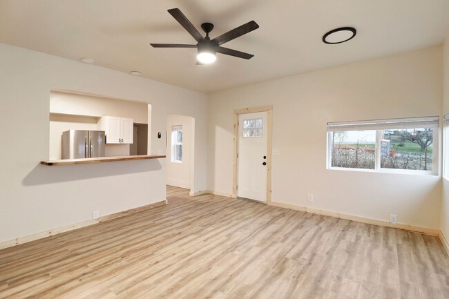 Building Photo - Remodeled - Downtown Location w/View - 1 B...