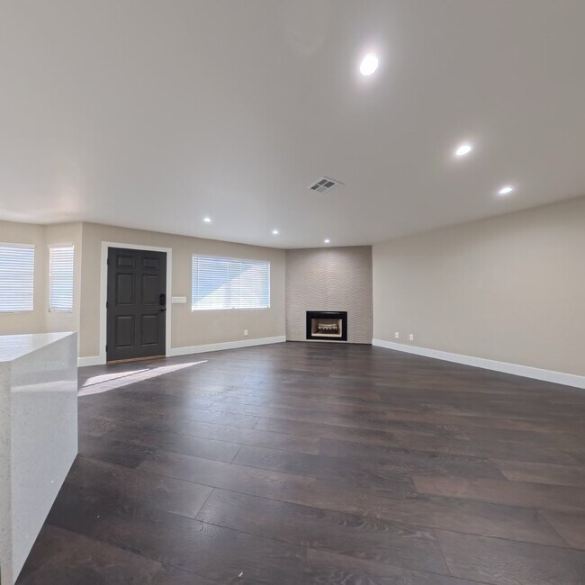 Foto del edificio - Highly Remodeled | 2nd Floor | Storage Room