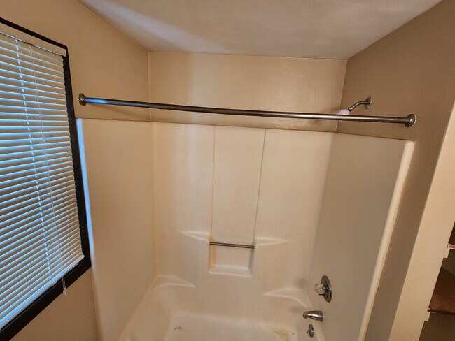 Foto del edificio - UPPER: 1 Bedroom Apartment in a quiet building.