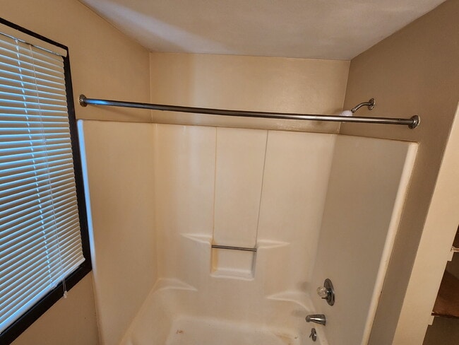 Building Photo - UPPER: 1 Bedroom Apartment in a quiet building.