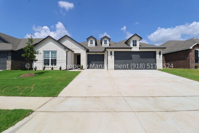 Building Photo - 2908 S Redwood Ave