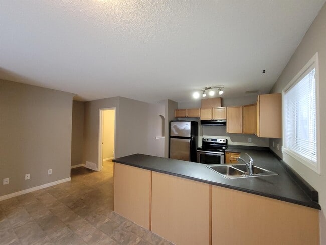 Building Photo - 130 Hyndman Cres NW