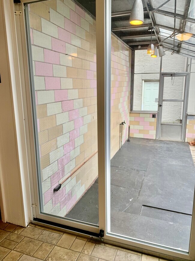 Greenshouse - 537 W Chestnut St