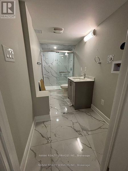 Building Photo - 583 Queen Mary Dr