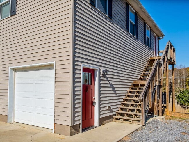 Foto del edificio - Unique Live/Work Opportunity With Large Fenced Yard Plus Outdoor Storage