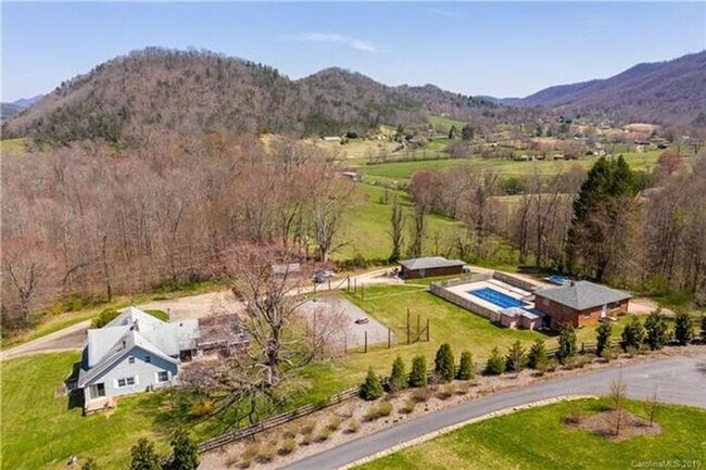 Building Photo - Upper Level Duplex in Candler!
