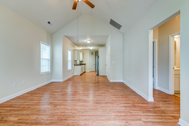 Building Photo - Feels Like New 3 Bed 2 Bath Minutes from H...