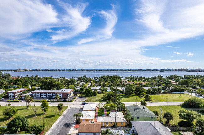 Community Aerial - 1001 S Federal Hwy