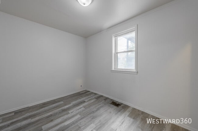 Building Photo - 4901 Magoun Ave