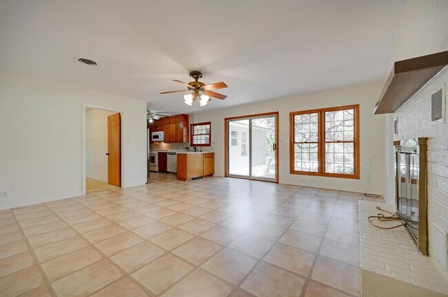 Foto del edificio - 922 Oak Ln