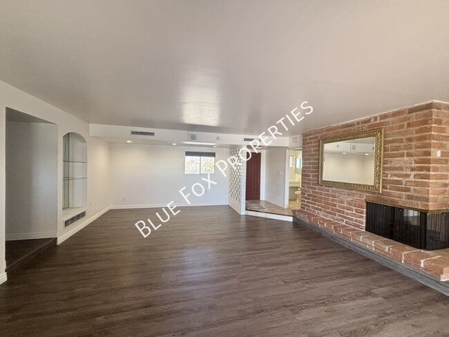 Building Photo - 900 E Vía Lucitas