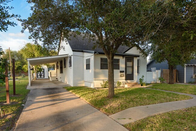 Building Photo - CHARMING 2BD/1BTH HOME ON A LARGE LOT WITH...