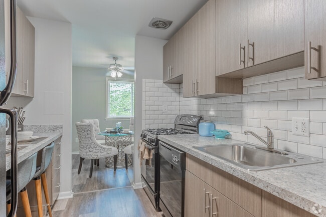 2BR, 1BA - 946SF - South Port