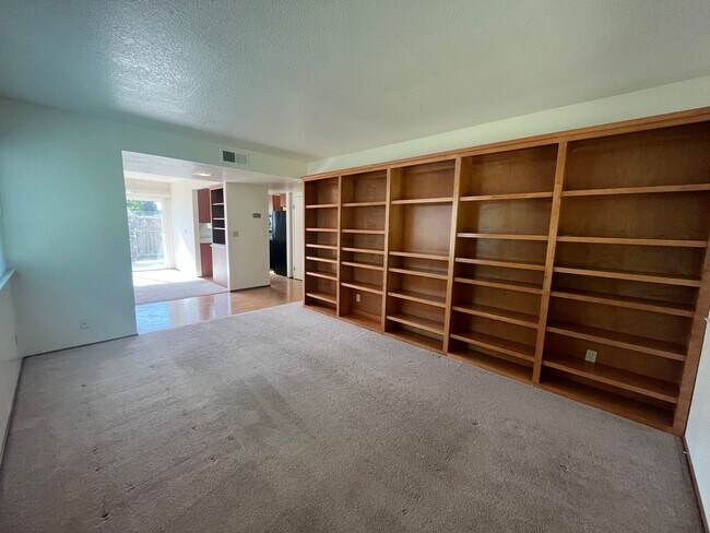 Foto del edificio - Spacious 4bed 2bath home available now!