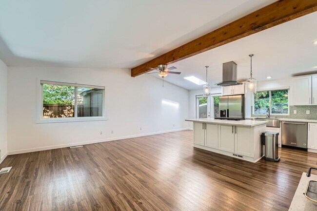 Building Photo - Beautiful Modern House Near Lake Hills and...