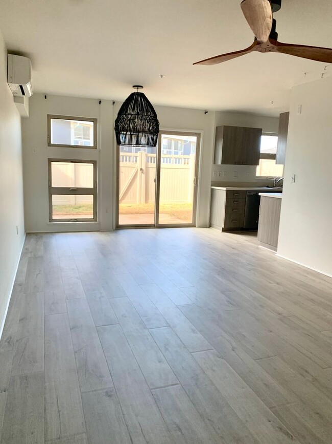 Building Photo - Modern 3 Bedroom / 2.5 Bathroom Townhome i...