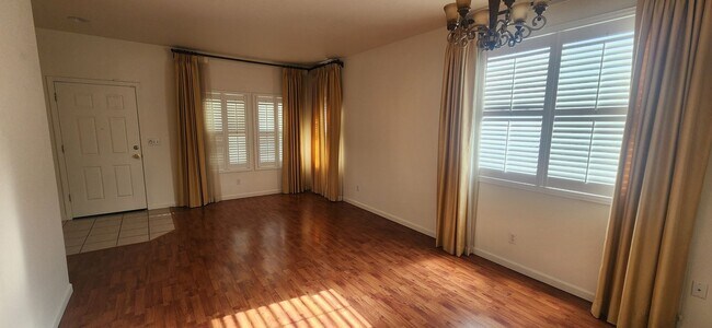 Foto del edificio - 4 Bedroom 2 Bathroom Home in Elk Grove
