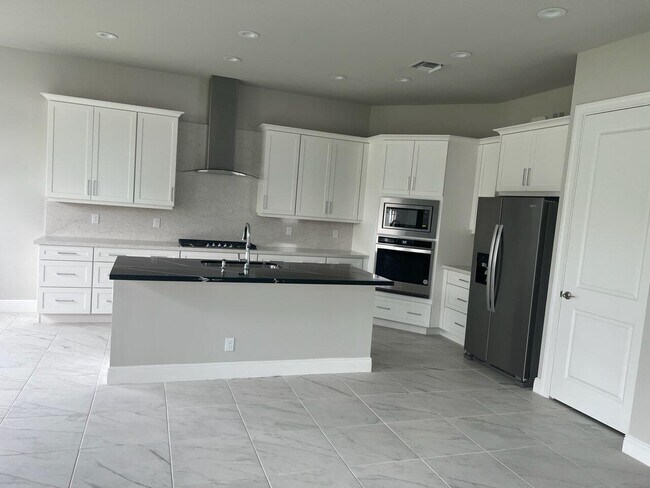 Building Photo - 9296 Crestview Cir