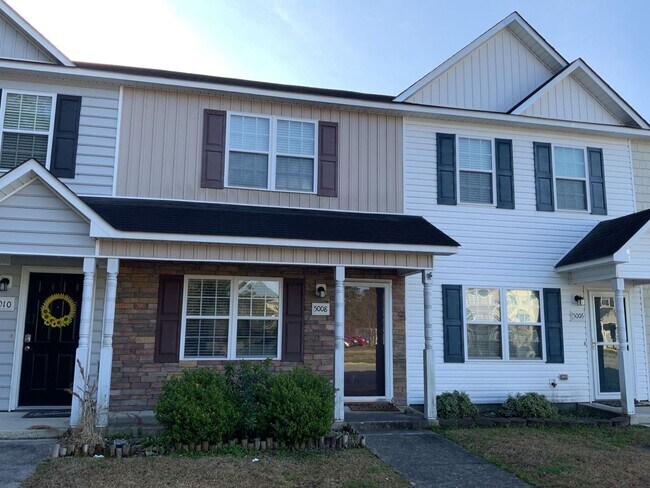 Foto del edificio - 2 Bedroom 2.5 Bathroom Townhome located in the The Gables!