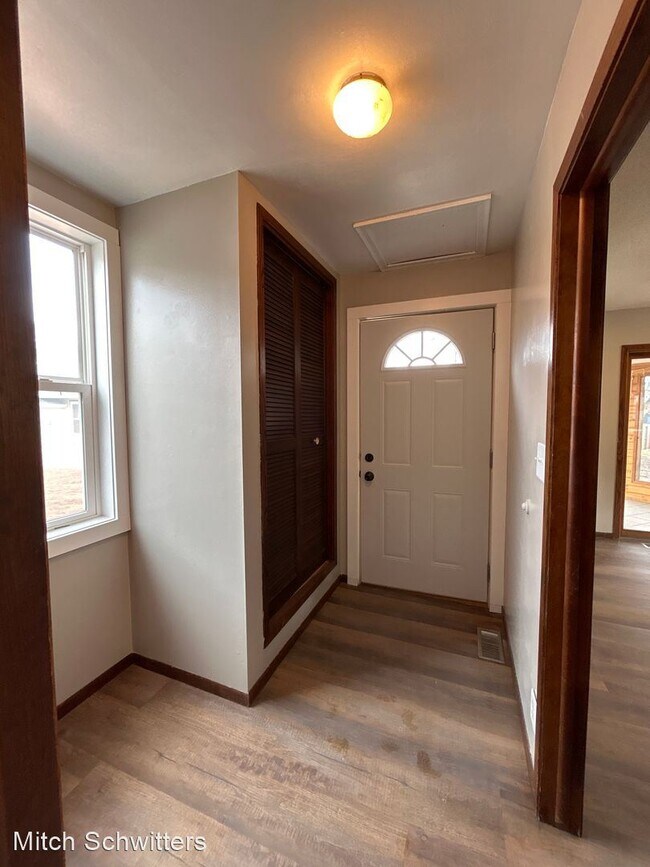 Building Photo - 4 br, 2.5 bath House - 811 4th St. Down