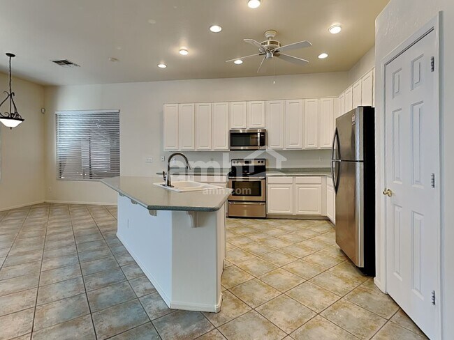 Foto del edificio - 8027 W Clara Ln